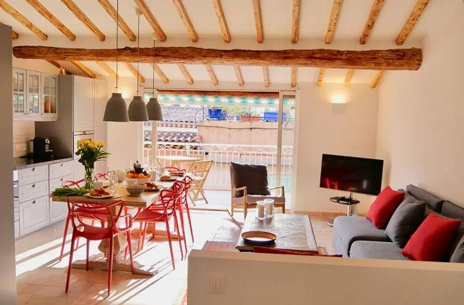 Located In Historical Part Of Antibes ! Lejlighed