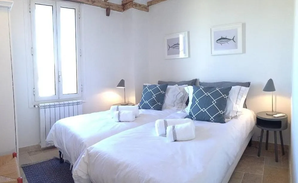 Privat bolig Located In Historical Part Of Antibes ! Lejlighed