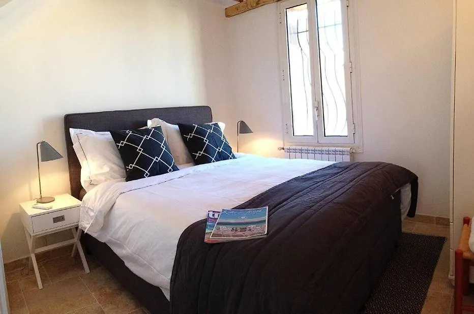 Privat bolig Located In Historical Part Of Antibes ! Lejlighed Frankrig