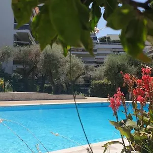 Studio/quartier Résidentiel/piscine/plages à 5min à Pied Antibes